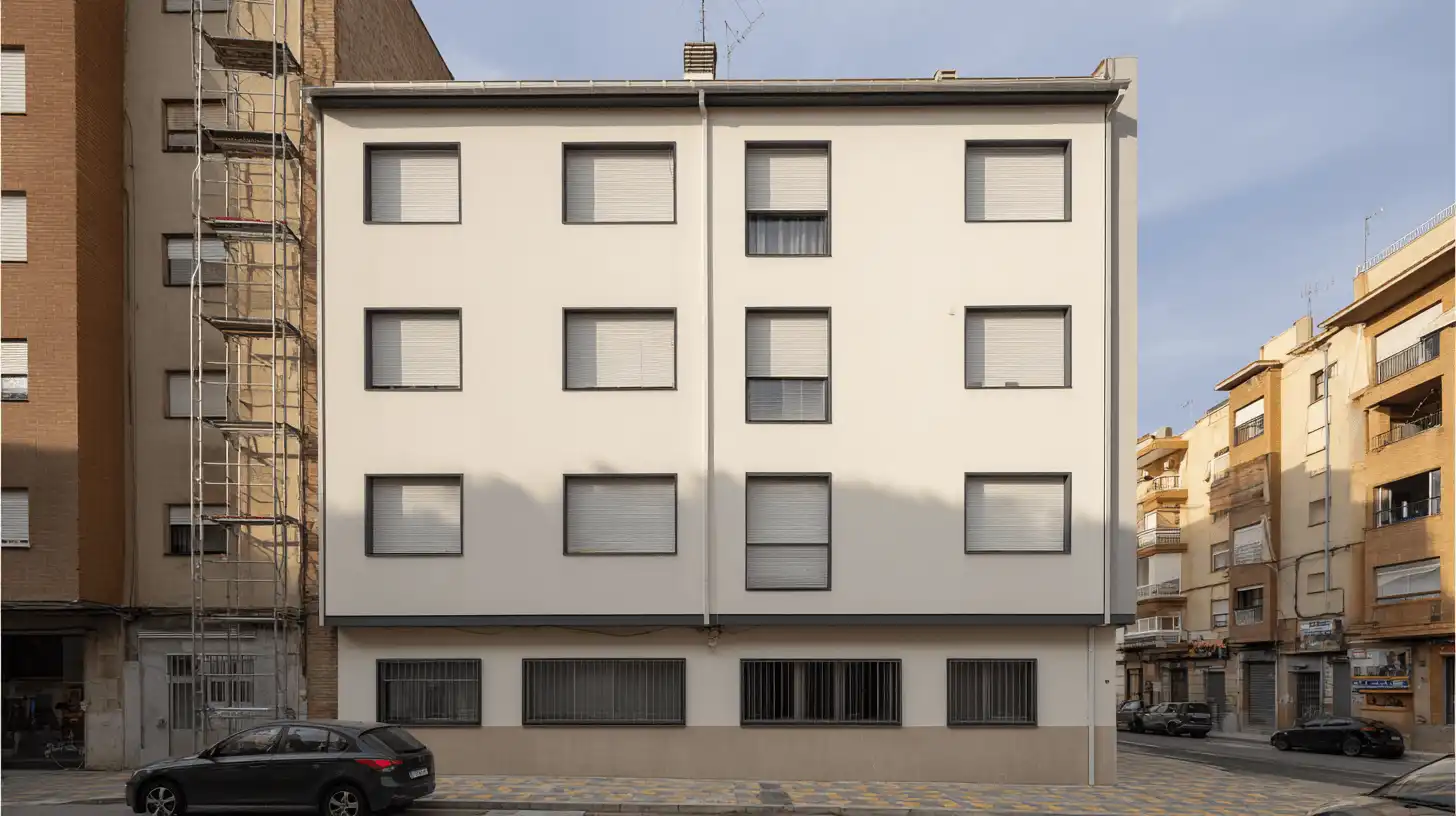 Fachada acabada con aislamiento térmico SATE en un edificio de Sabadell